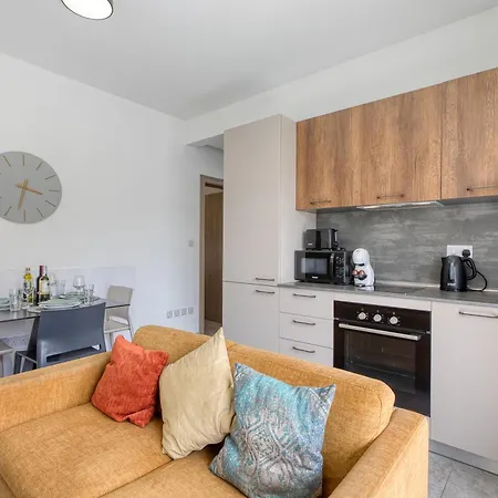 Charming 2 Bedroom Apartment, Valley Views Karp1-5